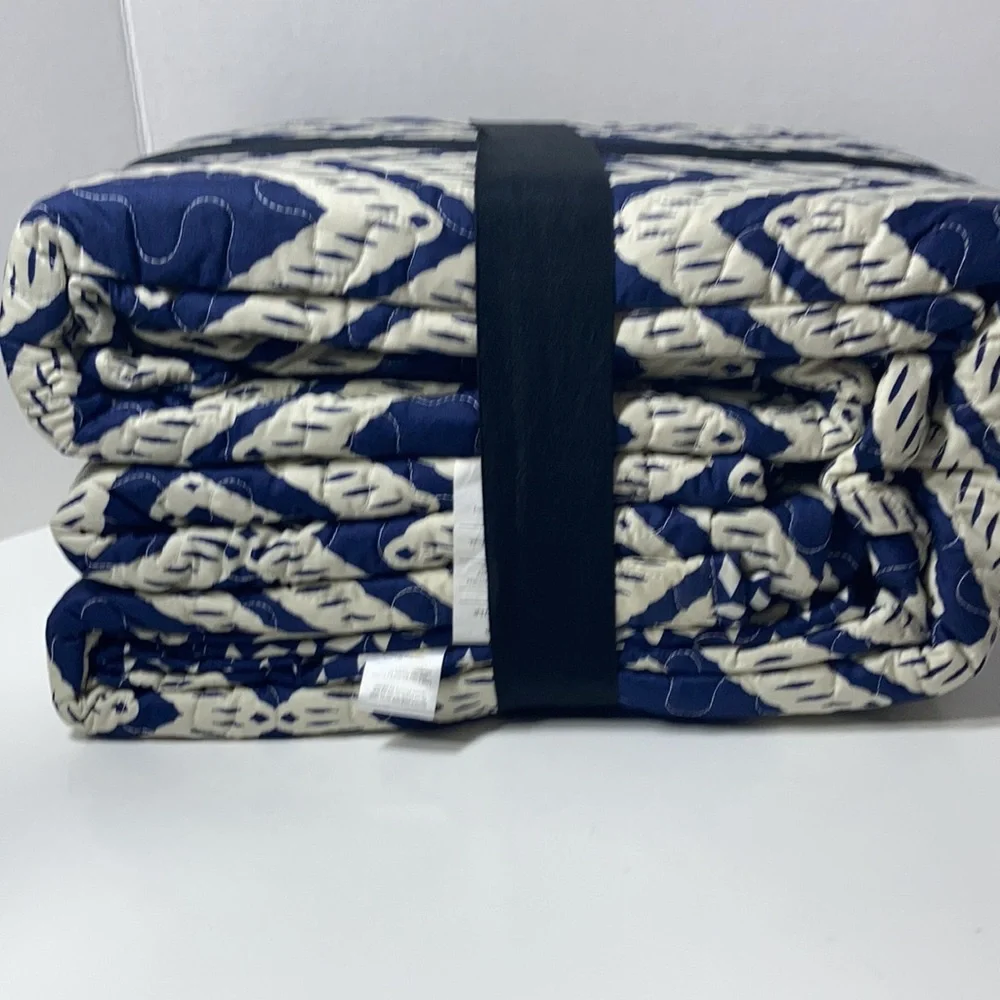 Attention Reversible Quilt Set King NWT Contemporary Styling Diamond Blue